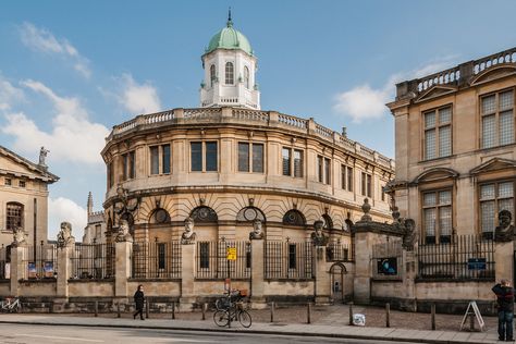 Oxford: Sheldonian Theatre | por netNicholls Sheldonian Theatre, Radcliffe Camera, Oxford City, Gothic Furniture, Aesthetic Places, Oxford University, Dream City, Historical Architecture, Old Buildings