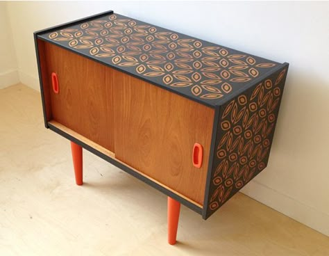 Love how this small sideboard.was painted with such a unique design Retro Record Cabinet, Vintage Interior Design, Retro Furniture, Vintage Interior, Furniture Restoration, Recycled Furniture, Furniture Inspiration, Mid Century Modern Furniture, Repurposed Furniture