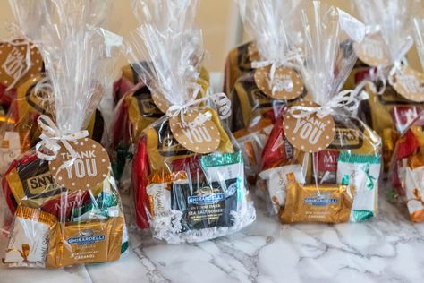 12 Easy Airbnb Welcome Gift Ideas to Wow Your Guests Diy Airbnb, Airbnb Welcome Basket, Work Gift Ideas, Guest Room Baskets, Guest Welcome Baskets, Welcome Back To Work, Guest Basket, Host Tips, Airbnb Reviews