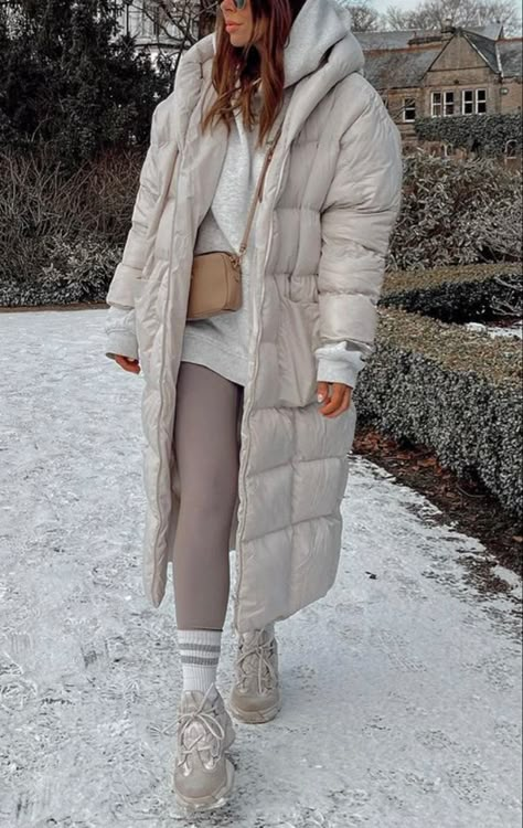 Long Cream Puffer Coat Outfit, Cream Long Puffer Jacket Outfit, White Parka Outfit Winter, Beige Long Puffer Jacket Outfit, Beige Puffer Coat Outfit, Cream Puffer Coat Outfit, White Puffer Coat Outfit, Long Puffer Outfit, Beige Puffer Jacket Outfit