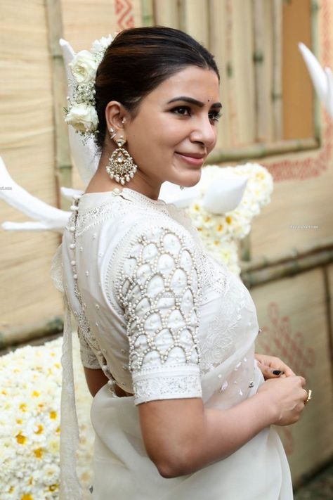 Samantha looks ethereal in an off white saree for "Shakuntalam" launch! White Blouse Designs, Off White Saree, Samantha Akkineni, Latest Model Blouse Designs, Lehenga Blouse Designs, Samantha Ruth, Blouse Design Images, Silk Saree Blouse Designs, White Saree