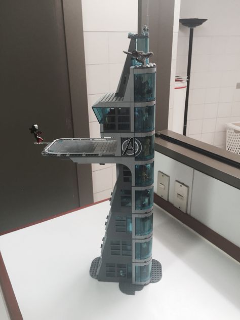 Avengers Tower Iran Man, Avengers Tower, Lego Minifigure Display, Lego Jedi, Lego Iron Man, Lego Avengers, Lego Universe, Lego Marvel's Avengers, Construction Lego