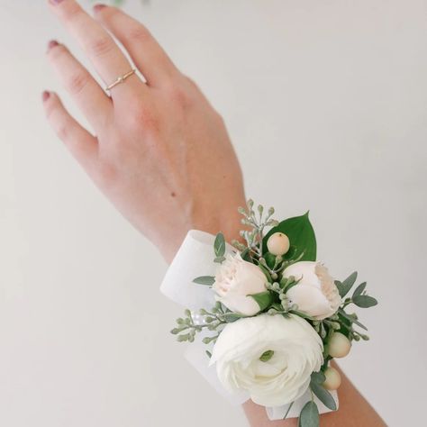 Beautiful corsages made with seasonal mixed flowers. Prom Corsage White, White Flower Boutonniere, Mother Of Bride Corsage, Wedding Wristlets, Wristlet Corsage, White Corsage, Homecoming Flowers, Homecoming Corsage, Mixed Flowers