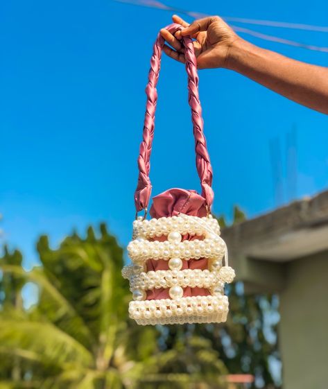 Fashion bag beaded craft handmade Pearl Beaded Bag, Hand Beaded Bag, Jeweled Bag, Sac Diy, Bride Bag, Diy Bag Designs, How To Make Purses, Booties Crochet, Pearl Bag