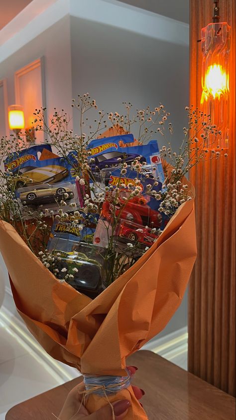 Car Bouquet For Boyfriend, Hot Wheel Flower Bouquet, Car Flower Bouquet, Hotwheel Bouquets, How To Make A Hot Wheels Bouquet, Hot Wheels Bouquet Tutorial, Hot Wheels Flower Bouquet, Boyfriend Bouquet For Him, Redbull Bouquet