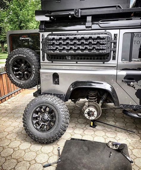 @defender_nature on Instagram: “Changing shoes 👠 🥾 Did you put on your winter shoes? ❄️ . . 📸: @lars_royce . #landroverdefender #landrover #defender #offroad…” Defender Conversion, Defender Td5, Defender Camper, Land Range Rover, Land Rover Defender 90, Defender 90, Land Rover Defender, Winter Shoes, Range Rover