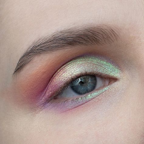 Duo Chrome Eyeshadow Looks, Chromatic Makeup, Subtle Green Eyeshadow, Iridescent Makeup Looks, Pastel Eyeshadow Looks, Olive Makeup, Soft Autumn Makeup, Holographic Eyeshadow, Lavender Makeup