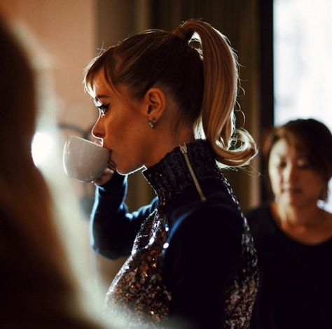 How to have a perfect bouncy ponytail like Jaime King Mori Makeup, Bouncy Ponytail, Side Curls, Curled Ponytail, The Prodigy, Jaime King, Elle Us, Simple Ponytails, A Ponytail