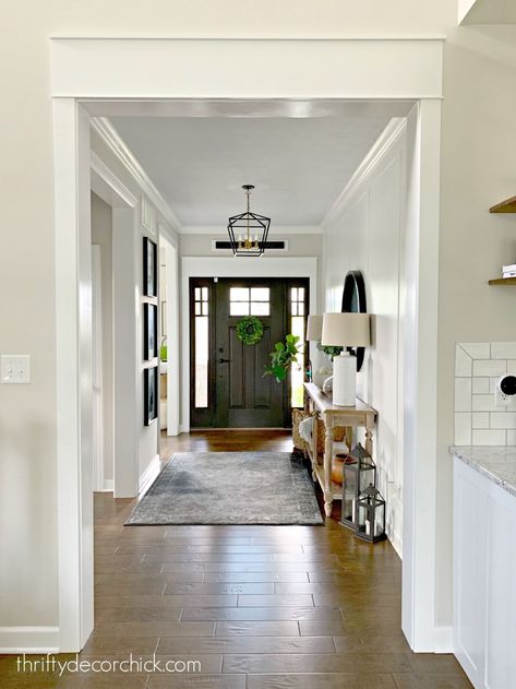 Door Casing Ideas Moldings, Spanish House Style, Farmhouse Door Trim, Doorway Molding, Creative Door Ideas, Trim Molding Ideas, Foyer Entryway Ideas, Doorway Ideas, Cozy Transitional