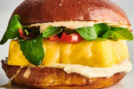 The ultimate breakfast sandwich awaits. Breakfast Tacos Healthy, Breakfast Pita, New Breakfast Ideas, Egg Souffle, Egg Breakfast Recipes, Panini Recipe, Salad Breakfast, Recipes For Brunch, Souffle Recipe