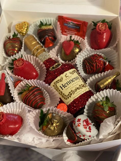 Wine Treat Box Ideas, Liquor Strawberries, Valentines Treat Boxes Sweets, Engineer Cake, Gender Reveal Cake Pops, Dessert Shooters Recipes, Valentine Chocolate Covered Strawberries, Covered Strawberries Bouquet, Strawberries Bouquet