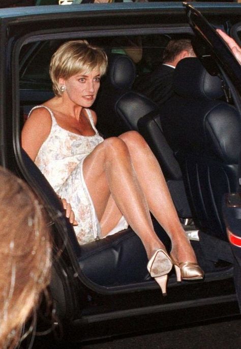 Princess Diana And Dodi, Night Princess, Princess Diana Images, Princess Diana Rare, Princess Diana Fashion, Prins Harry, Princess Diana Family, Princess Diana Photos, Princess Diana Pictures