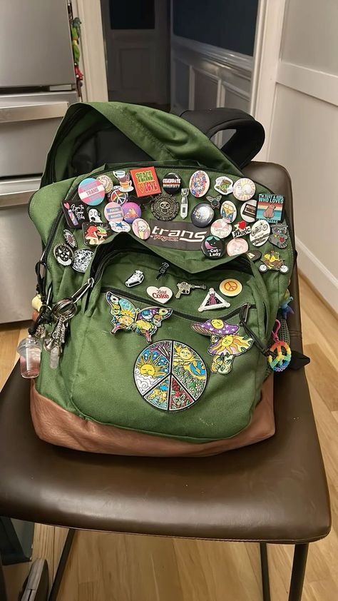 Maximalist Backpack, Weird Backpacks, Backpack Ideas, Backpack Art, Cool Backpack, Messanger Bag, My Backpack, Inside My Bag, Unique Backpacks