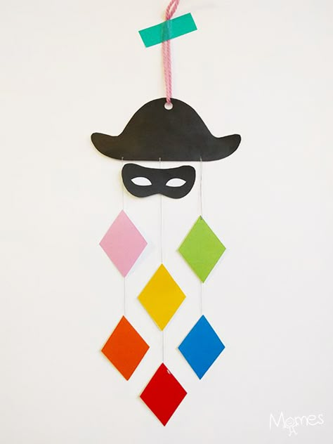 Voici une jolie suspension à fabriquer pour le Carnaval ! Un mobile Arlequin coloré et très facile à réaliser, surtout qu'on vous a préparé le gabarit ! Mardi Gras Activities, Theme Carnaval, Carnival Crafts, Mardi Gras Crafts, Mardi Gras Decorations, Purim, Diy For Kids, Mardi Gras, Diy And Crafts