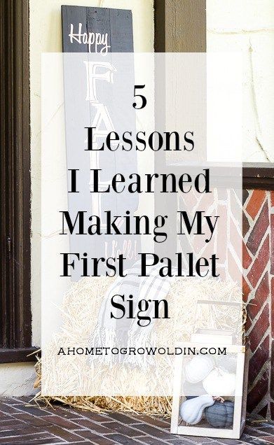 I always thought pallet signs would be a piece of cake to make, and they're really not that difficult, but there are a few things to think about before making your first sign. You'll want to pin this if you think you might ever make a pallet sign! Diy Pallet Decoration, Pallet Decoration Ideas, Wooden Pallet Signs, Pallets Projects, Pallet Signs Diy, Sign Business, Pallet Ideas Easy, Wooden Pallet Furniture, Signs Diy