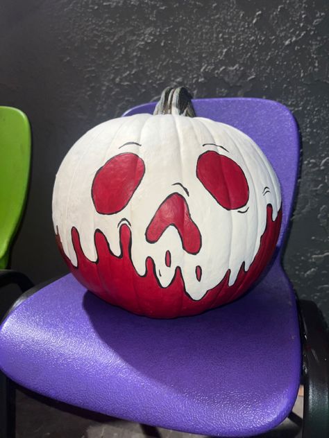 Halloween paintwd pumpkin. Poison apple. Disney pumpkin Red Painted Pumpkin Ideas, Disney Villain Painted Pumpkins, Pumping Painting Ideas Cute, Snow White Pumpkin Decorating Ideas, Poison Apple Pumpkin Carving, Poison Apple Pumpkin Painting, Painted Pumpkin Ideas Disney, Cruella Pumpkin, Acotar Pumpkin