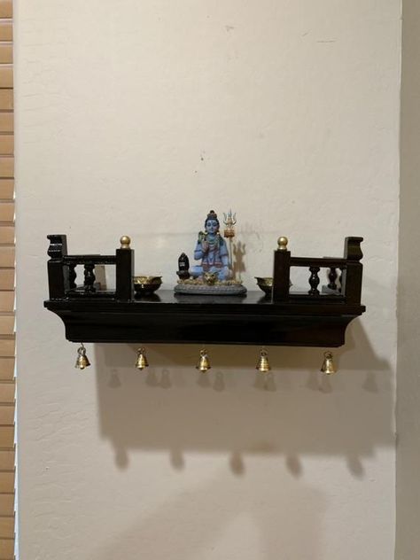 Pooja Shelf, Entryway Traditional, Mandir Ideas, Hindu Puja, Mandir Designs, Production Ideas, Future Furniture, Indoor Courtyard, India Decor