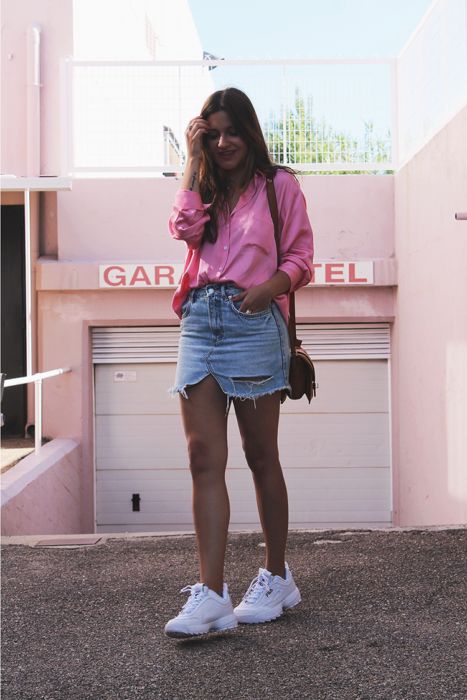 Fila Outfit, Elegante Casual, Pink Shirt, Mode Inspiration, Look Chic, Outfits Casuales, Spring Outfits, Trendy Outfits, Denim Skirt