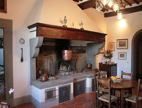 Love this space Italian Country Decor, Cooking Fireplace, Italian Country Kitchen, Italian Country Home, Country Home Decorating, Interior Design Country, Fireplace Cooking, Rustic Italian Home, Country Fireplace