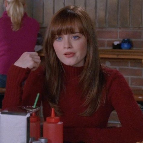 Rory Gilmore Season 6 Hair, Rory Gilmore Long Hair, Rory Gilmore Fringe, Rory Gilmore Season 6 Style, Rory Gilmore Hair Bangs, Rory Gilmore Hair, Gilmore Outfits, Gilmore Aesthetic, Rory Gilmore Style