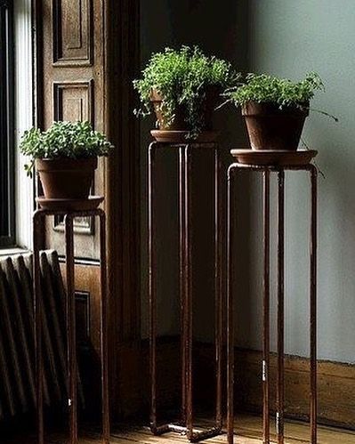 DIY plant stands made from copper pipe. These are a breeze to make with parts from your local hardware store. Small Garden With Patio Ideas, Garden With Patio, Diy Pedestal, Plants Stand, Cheap Plants, Indoor Pots, Floor Heating Systems, Trendy Plants, Stand Ideas