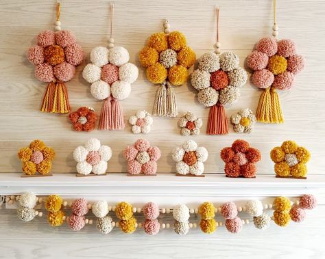 Diy Pom Pom Tassel, Pompom Christmas Wreath, Yarn Pom Pom Crafts, Pom Pom Crafts For Adults, Yarn Wall Art Diy, Pom Daisy, Pompom Art, Notepad Art, Diy Moss