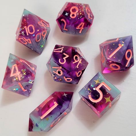 Resin Dice Making, Cool Dice Sets, D&d Aesthetic Dice, Pretty Dnd Dice, Dnd Dice Ideas, Resin Dice Ideas, Dnd Dice Aesthetic, D&d Dice, Dice Inspiration