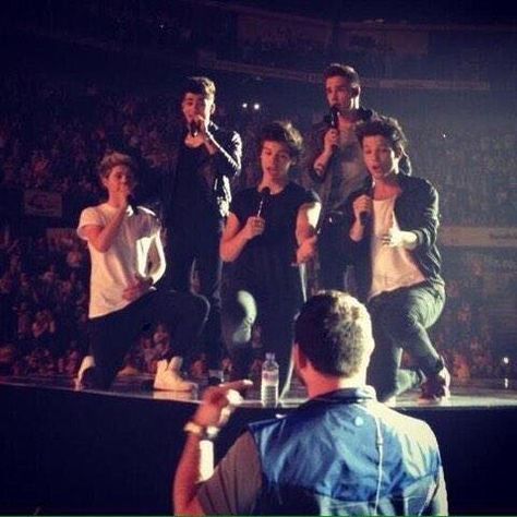 One Direction singing to their bodyguard Paul Higgins Paul Higgins, Niall And Harry, Ill Miss You, One Direction Photos, Best Song Ever, One Direction Memes, One Direction Pictures, Group Of People, I Love One Direction