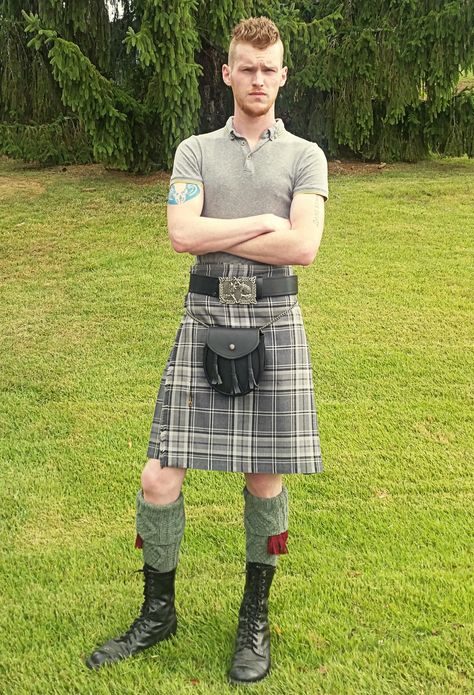 The good thing about Kilts: You can dress it up, or wear it super casual! Vans Outfit Womens, Kilt Men Fashion, Kilted Men, Ginger Guys, Boys Wearing Skirts, Scottish Dress, Scottish Clothing, Men Wearing Skirts, Kilt Outfits