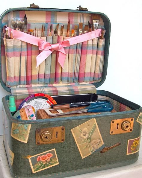 Suitcase Ideas, Vintage Train Case, Art Supplies Storage, Organize Craft Supplies, Old Suitcases, Vintage Suitcases, Thrift Store Crafts, Vintage Suitcase, Vintage Luggage