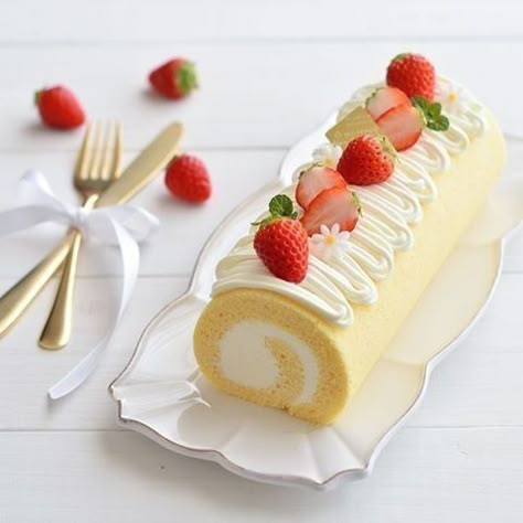 Strawberry Roll Cake, Birthday Cake Decorating Ideas, Cake Roll Recipes, Cake Decorating Ideas, Cute Baking, Simple Birthday, Creative Birthday, Roll Cake, Asian Desserts