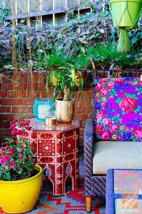 Outdoor Decorating Ideas: Moroccan table, upcycled "babushka" scarves Outdoor Decorating Ideas, Upcycled Garden, Bohemian Patio, Moroccan Table, Cottage Rose, Upcycle Garden, Boho Outdoor, Boho Garden, Table Outdoor