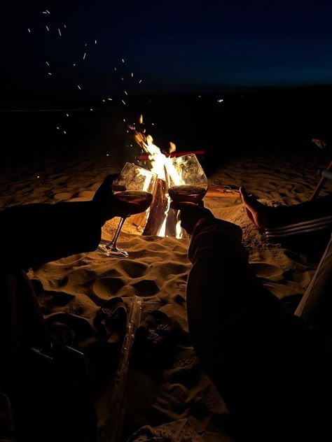 Fire Pit On Beach, Party On Beach Night, Friends Wine Aesthetic, Couple Bonfire Aesthetic, Beach Birthday Aesthetic Night, Friends Esthetics, Bonfire Date Night Ideas, Bon Fire Aesthetics, Friends At The Beach Aesthetic