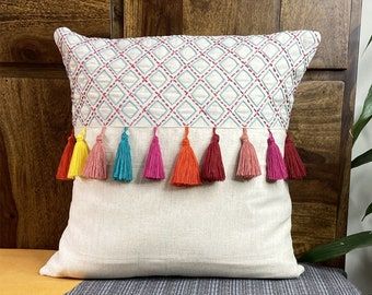 Throw Pillows Design Ideas, Kushan Cover Ideas, Hand Painted Cushions, Hand Embroidery Cushion Cover Designs, How To Make Cushion Covers, Latest Cushion Cover Designs, Kushan Cover Design, Coushin Covers Design, Pillow Cover Designs Ideas Diy