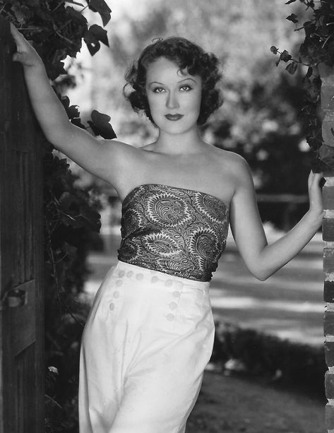 oneders63: “Fay Wray at her Malibu, California home in 1932. This RKO publicity photo was distributed upon the release of “The Most Dangerous Game” (1932), while “King Kong” (1933) was still in production. ” The Most Dangerous Game, Adrienne Ames, Most Dangerous Game, Game Gif, Erich Von Stroheim, Fay Wray, Classic Actresses, Malibu California, Hollywood Icons