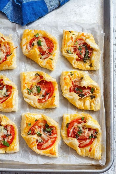 appetizer with puff pastry sheet Potluck Appetizers, Paleo Thanksgiving, Puff Pastry Appetizers, Pastry Appetizer, Puff Recipe, Gourmet Cheese, Best Appetizer, Best Appetizer Recipes, Appetizer Bites