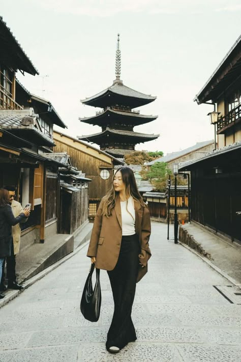 6 Best Ryokans in Gion Kyoto Kyoto Fashion Street Style, Kyoto In Autumn, Kyoto Photo Ideas, Tokyo Photo Ideas, Kyoto Outfit, Kyoto Fashion, Kyoto Japan Photography, Outfit Ideas Asian, Outfit China