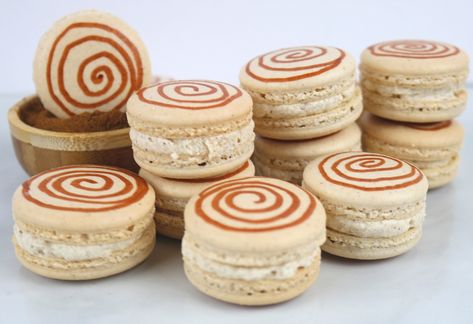 Cinnamon Roll Macarons, Fall Macarons, Recipe Desert, Baking Macarons, French Macaroon Recipes, Macarons Recipe, French Heritage, Macaron Flavors, Macaron Cookies