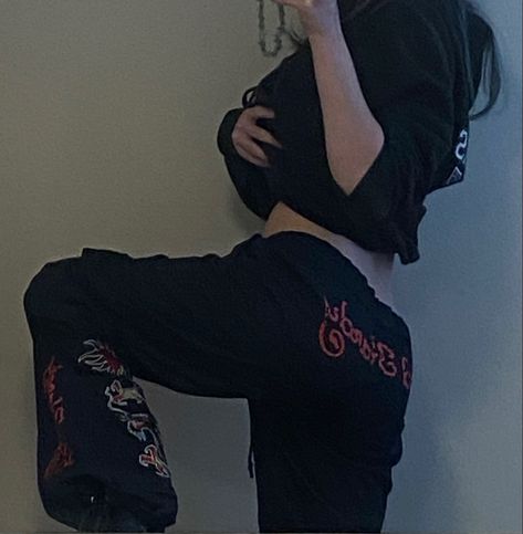 leg up cargo mirror selfie ed hardy cargos Ed Hardy Urban Outfitters, Ed Hardy Cargo Outfit, Ed Hardy Cargos, Cargo Outfit, Outfit Planning, Lovers Rock, Guys Fits, Trouser Outfit, Outfit Plan