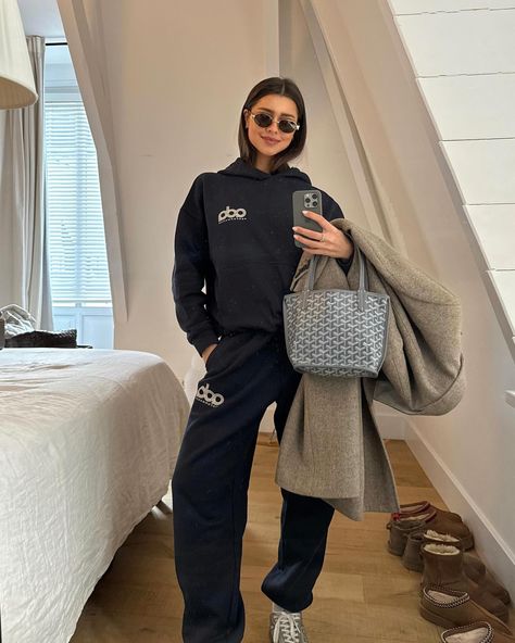 sweats all day >> @adanola ad | Instagram Alo Set, Travel Core, Outfit Styling Ideas, Matching Sweat Set, For The Streets, Mini Outfit, Urban Style Outfits, Luxury Bags Collection, Airport Outfits