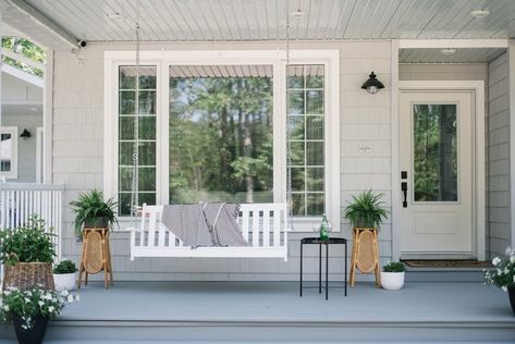 Summer front porch inspiration - porch swing, greenery and white blooms Small Home Renovation, Veranda Design, Summer Outdoor Decor, Front Porch Swing, Porch Styles, Spring Porch Decor, Porch Windows, Porch Remodel, Summer Front Porches