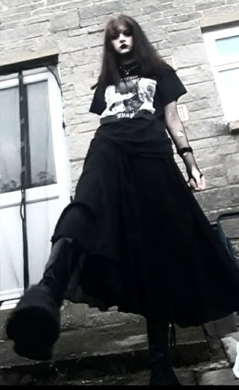 gothic emo punk long skirt band tee FOLLOW @ll0u1se ON IG!! Fitted Maxi Skirt Outfit, Gothic Grunge Outfits, Goth Punk Outfits, Gothic Fits, Black Maxi Skirt Outfit, Goth Gifts, How To Impress, Trad Goth, Gothic Emo