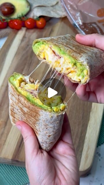 Lunch With Tortillas, Tortilla Omelette Wrap, Breakfast Tortilla Wraps, Ideas Desayunos Saludables, Ideas Comidas Saludables, Healthy Fast Breakfast Ideas, Avocado Breakfast Wrap, Tortilla Wrap Ideas, Cena Fit