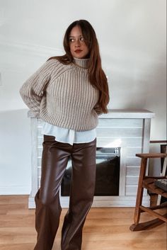 Chunky Knit Sweater Outfit, How To Style Brown Pants, Brown Leather Pants Outfit, Knit Pants Outfit, Leather Trousers Outfit, Brown Pants Outfit, Brown Leather Pants, Knit Sweater Outfit, Winter Pants Outfit