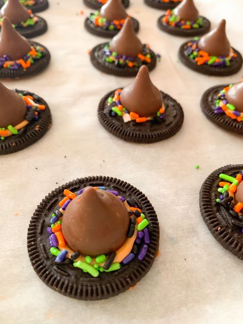 Easy Oreo Witches Hats Witches Hat Snack, Oreo Witches Hat, Edible Witches Hats, Halloween Witches Hat Cookies, Mini Couldren Snacks, Oreo Witches Hat Cookies, Witch Hat Oreos, Edible Halloween Crafts For Kids, Witchy Treats