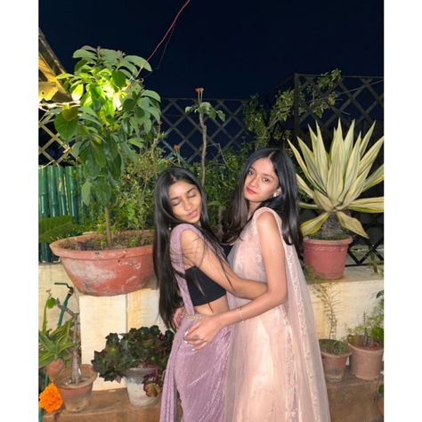 Indian Sisters Aesthetic, Saree Duo Poses, Farewell Pic Ideas, Aesthetic Saree Poses With Friends, Farewell Poses With Friends, Ethnic Poses For Women, Farewell Poses With Friends In Saree, Saree Poses With Friends, Farewell Pics