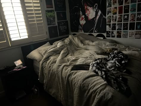 Bedroom Aesthetic Guy, Masc Bedroom Ideas, Masculine Dorm Room, Grey Aesthetic Bedroom, Masculine Room Ideas, Masc Bedroom Aesthetic, Grey Aesthetic Room, Dark Grey Room Aesthetic, Masc Room