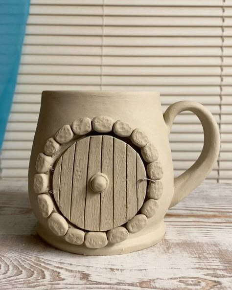 Fantasy Pottery Ideas, Mugs Ceramic Ideas, Ceramic Hobbit House, Decorative Pottery Ideas, Lord Of The Rings Ceramics, Hobbit Mug, Useful Pottery Projects, Lord Of The Rings Pottery, Lord Of The Rings Mug