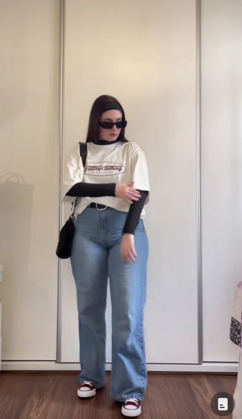 Europe Aesthetic Outfit Plus Size, Plus Size Streetwear Jeans, Baddie First Date Outfit, Winter T Shirt Outfit, 90s Style Plus Size, Outfits For College Plus Size, Plus Size Outfit Ideas Winter, Curvy Women Winter Outfits, Nyc Outfits Plus Size