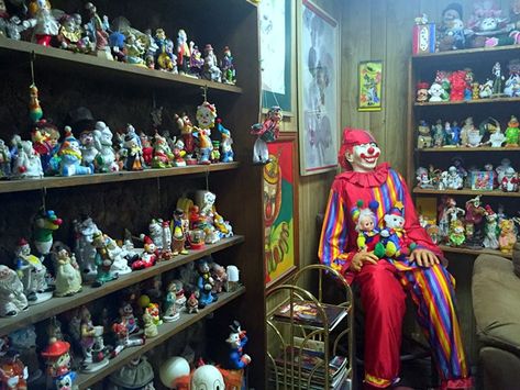 Would You Rather Sleep In This Clown Motel Or Get Eaten By A Bear? Motel Reception, Road Trip From Las Vegas, Clown Motel, Terrifying Pictures, Circus Aesthetic, Visit Usa, Clown Faces, Long Drive, The Clown